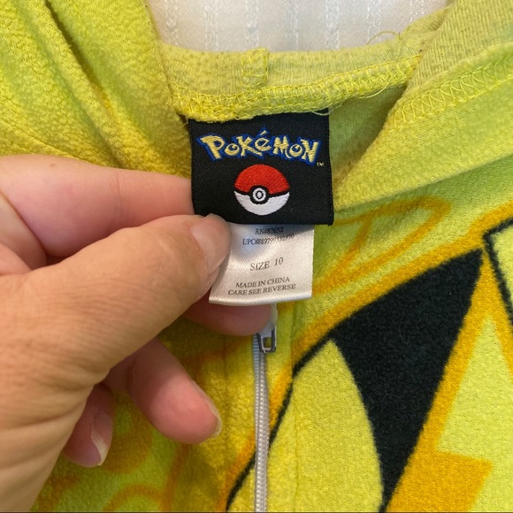 Pikachu pajamas and little plush - Picture 2 of 11